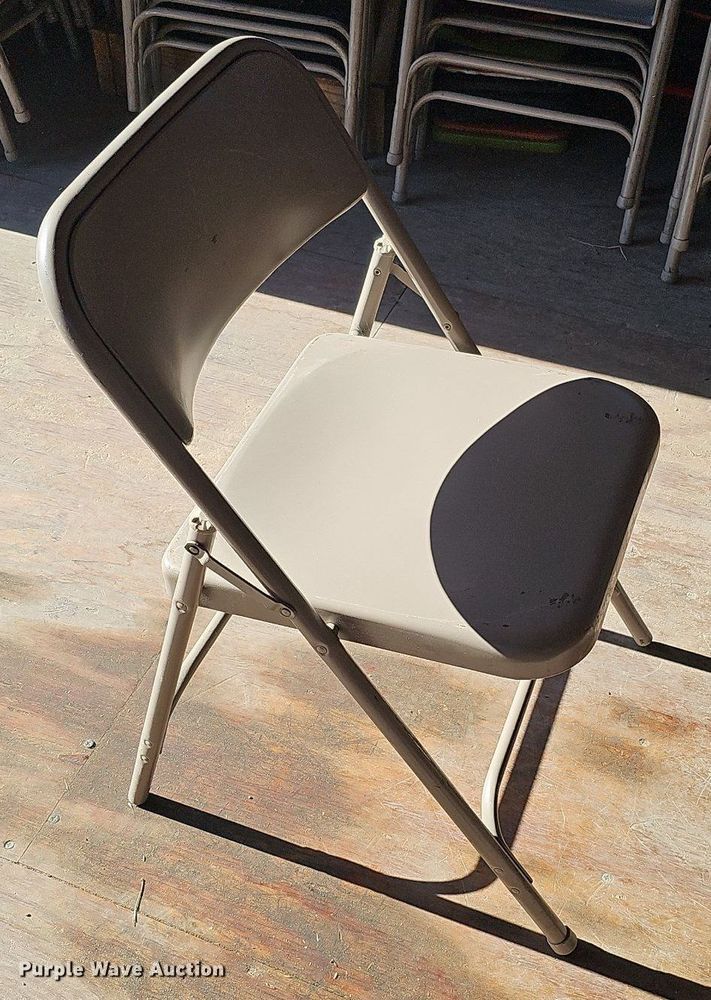 image for item LE9347 Approximately 32 folding chairs