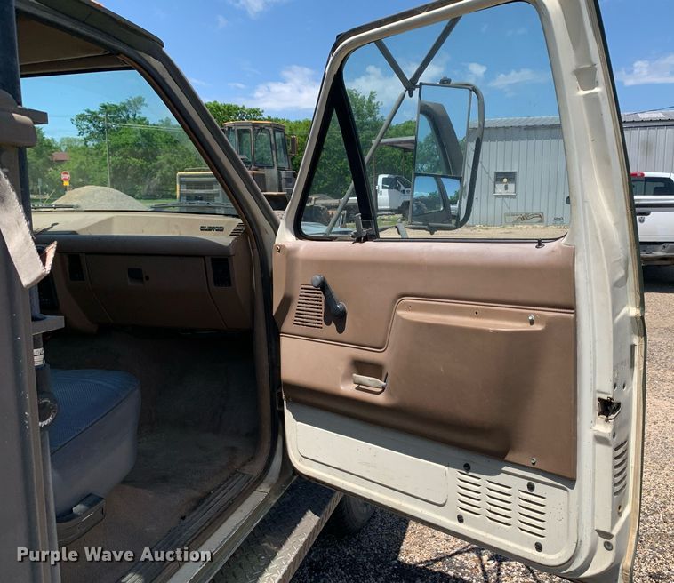 image for item LH9584 1989 Ford F350  utility bed pickup truck