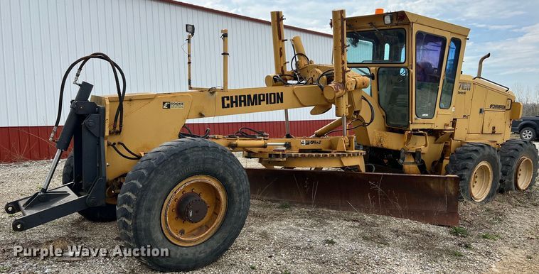 image for item LI9588 Champion 710A Series III  motor grader