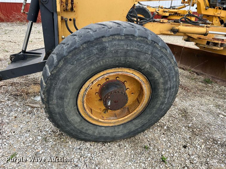 image for item LI9588 Champion 710A Series III  motor grader