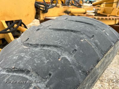 image for item LI9588 Champion 710A Series III  motor grader