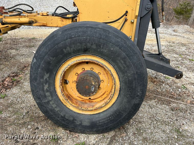 image for item LI9588 Champion 710A Series III  motor grader