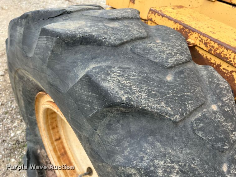 image for item LI9588 Champion 710A Series III  motor grader