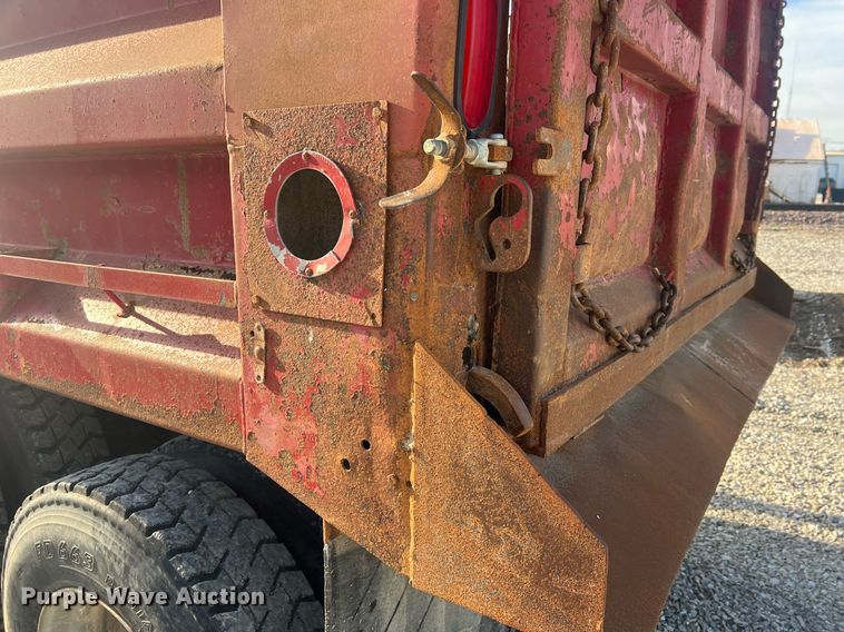 image for item LI9611 1993 International F4900  dump truck