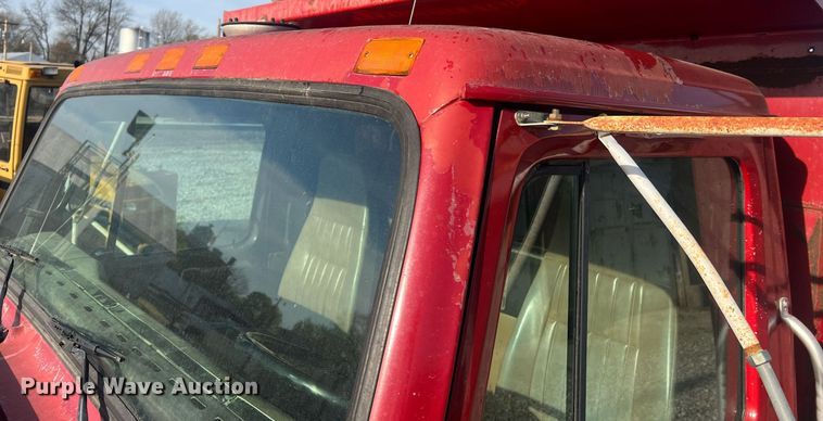 image for item LI9611 1993 International F4900  dump truck