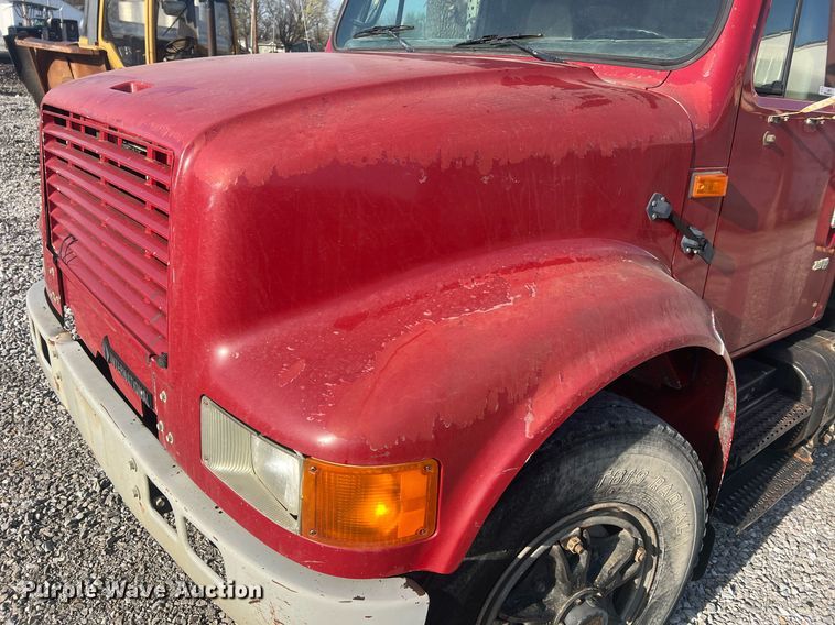 image for item LI9611 1993 International F4900  dump truck