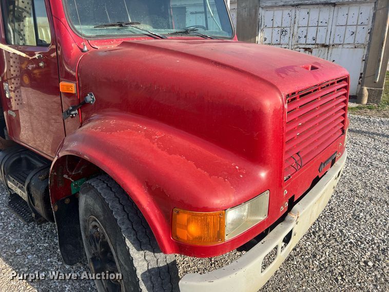 image for item LI9611 1993 International F4900  dump truck