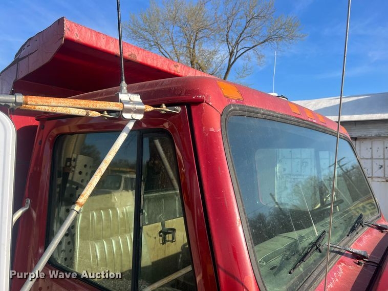 image for item LI9611 1993 International F4900  dump truck