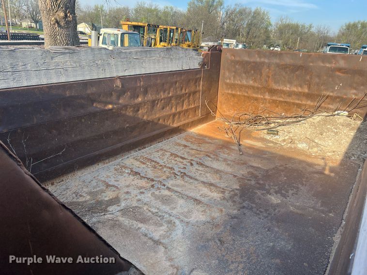 image for item LI9611 1993 International F4900  dump truck