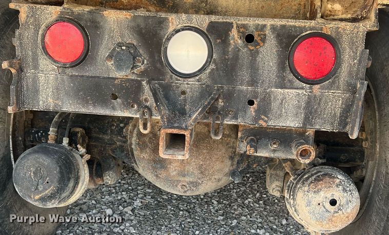 image for item LI9611 1993 International F4900  dump truck