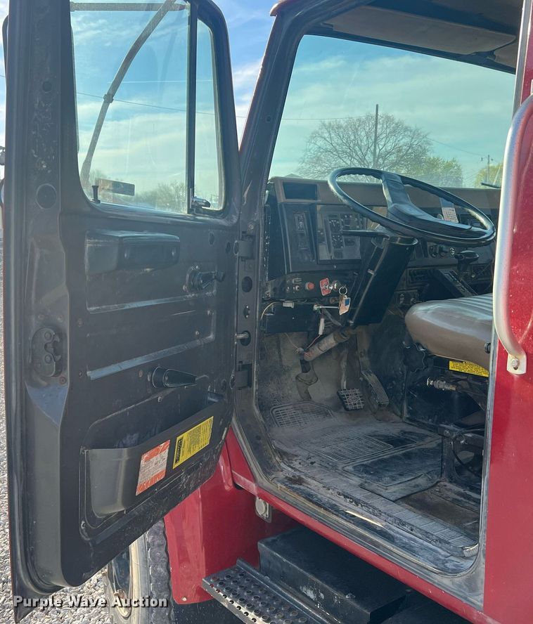 image for item LI9611 1993 International F4900  dump truck