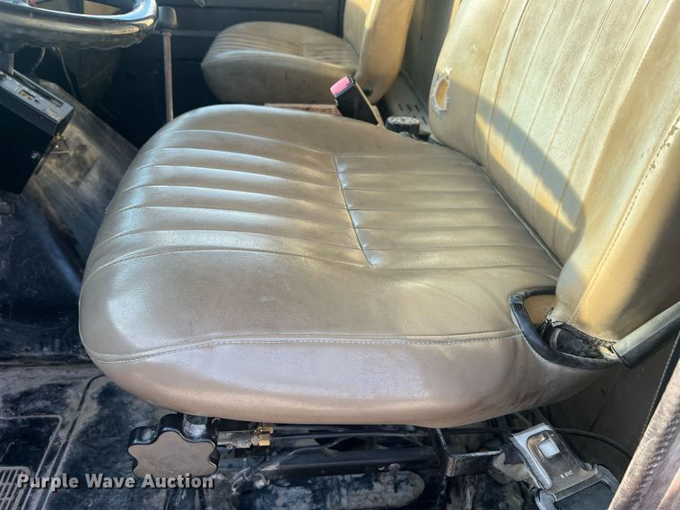 image for item LI9611 1993 International F4900  dump truck