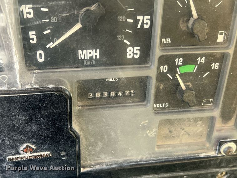 image for item LI9611 1993 International F4900  dump truck