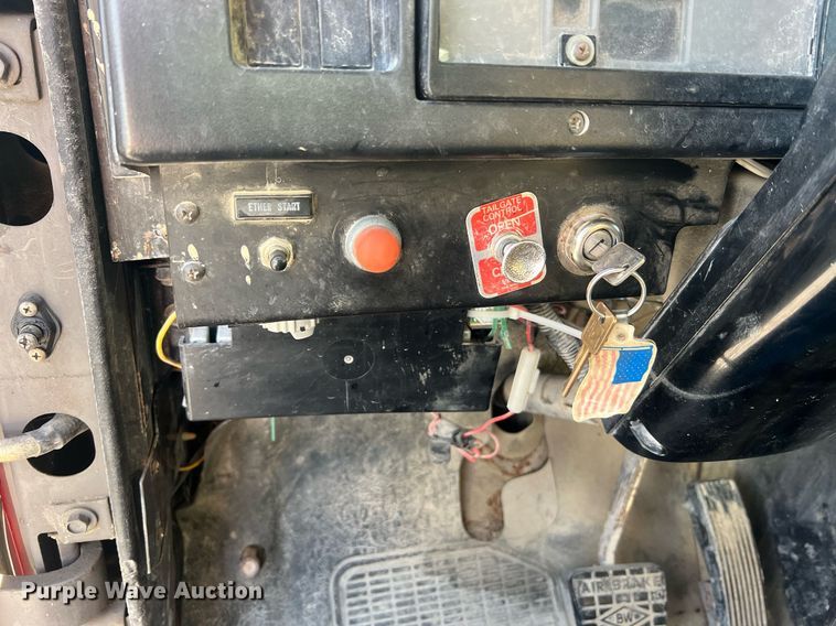 image for item LI9611 1993 International F4900  dump truck