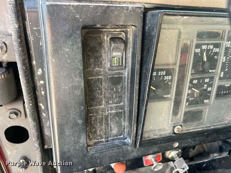 image for item LI9611 1993 International F4900  dump truck