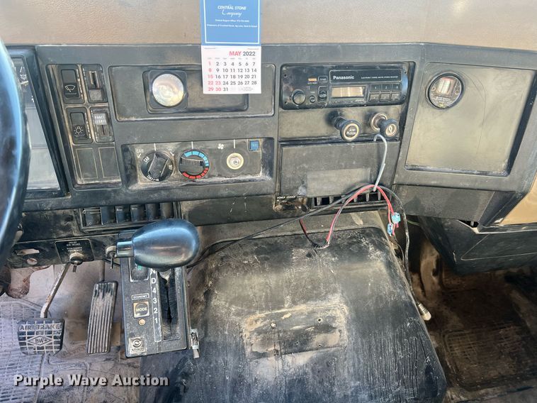 image for item LI9611 1993 International F4900  dump truck