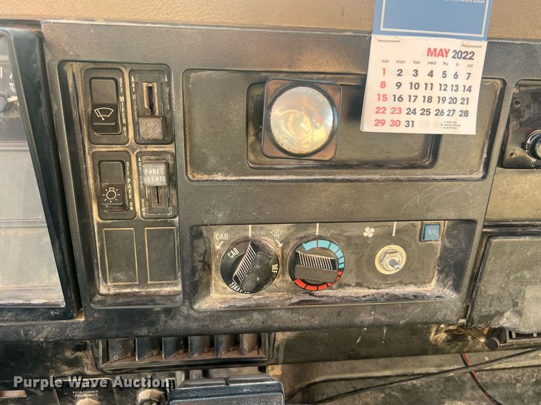 image for item LI9611 1993 International F4900  dump truck