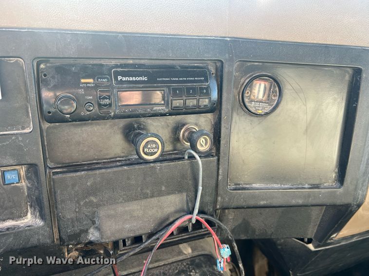 image for item LI9611 1993 International F4900  dump truck