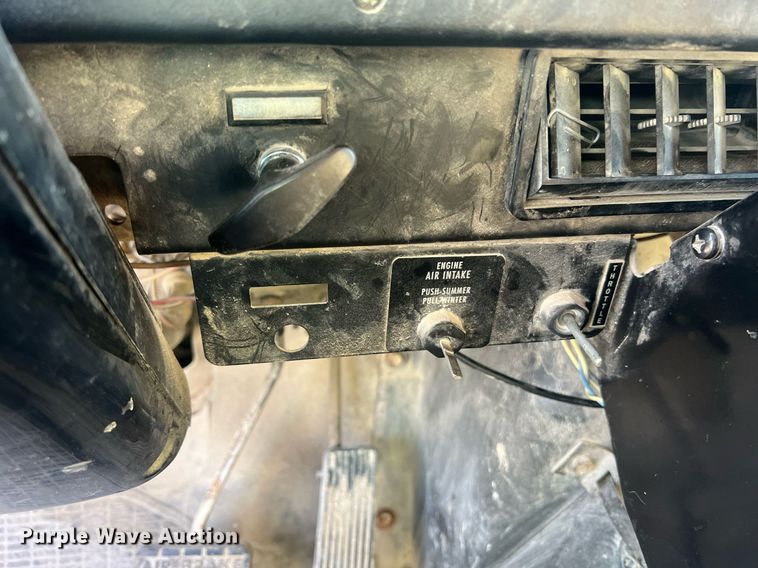 image for item LI9611 1993 International F4900  dump truck