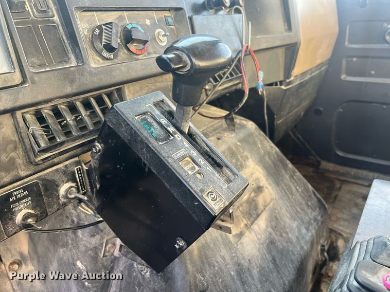 image for item LI9611 1993 International F4900  dump truck