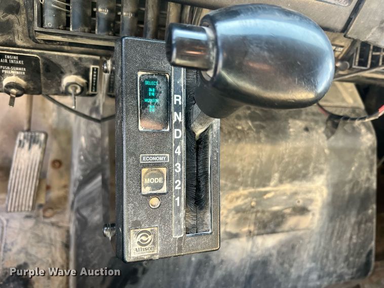 image for item LI9611 1993 International F4900  dump truck