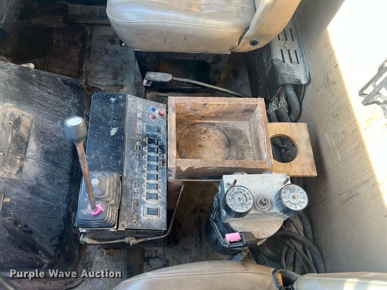 image for item LI9611 1993 International F4900  dump truck