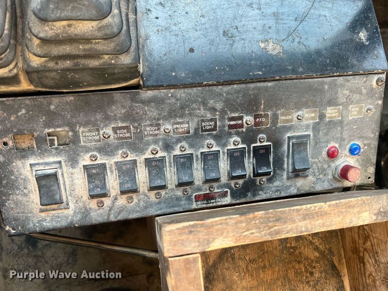 image for item LI9611 1993 International F4900  dump truck