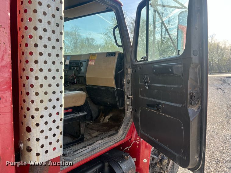 image for item LI9611 1993 International F4900  dump truck