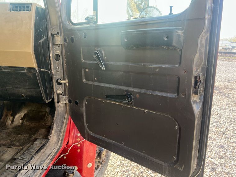 image for item LI9611 1993 International F4900  dump truck