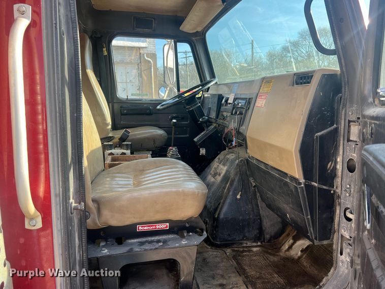 image for item LI9611 1993 International F4900  dump truck