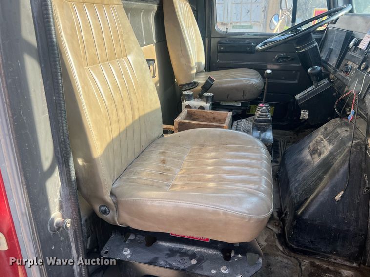 image for item LI9611 1993 International F4900  dump truck