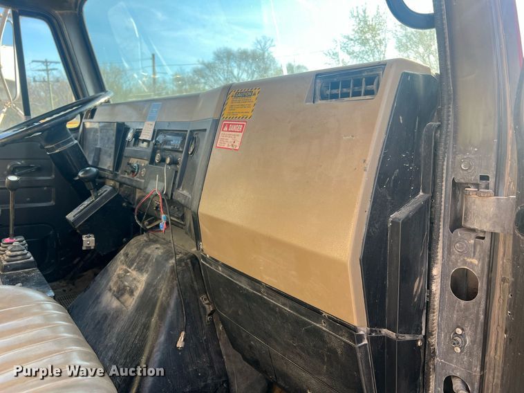 image for item LI9611 1993 International F4900  dump truck