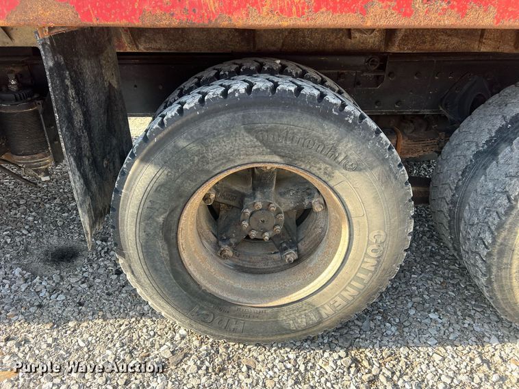 image for item LI9611 1993 International F4900  dump truck