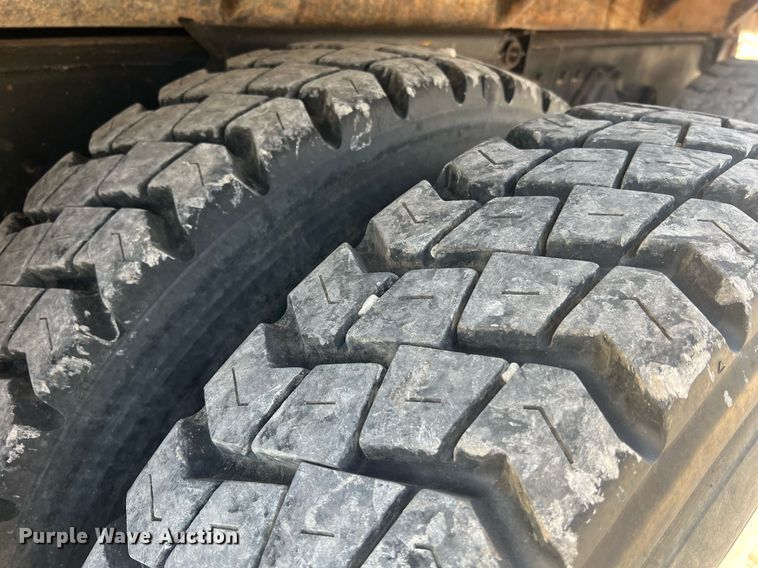 image for item LI9611 1993 International F4900  dump truck