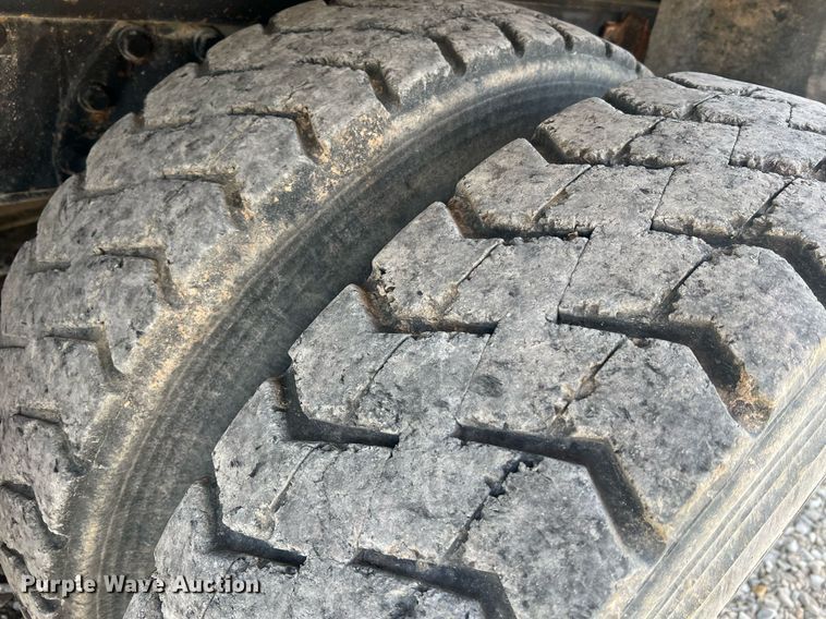 image for item LI9611 1993 International F4900  dump truck