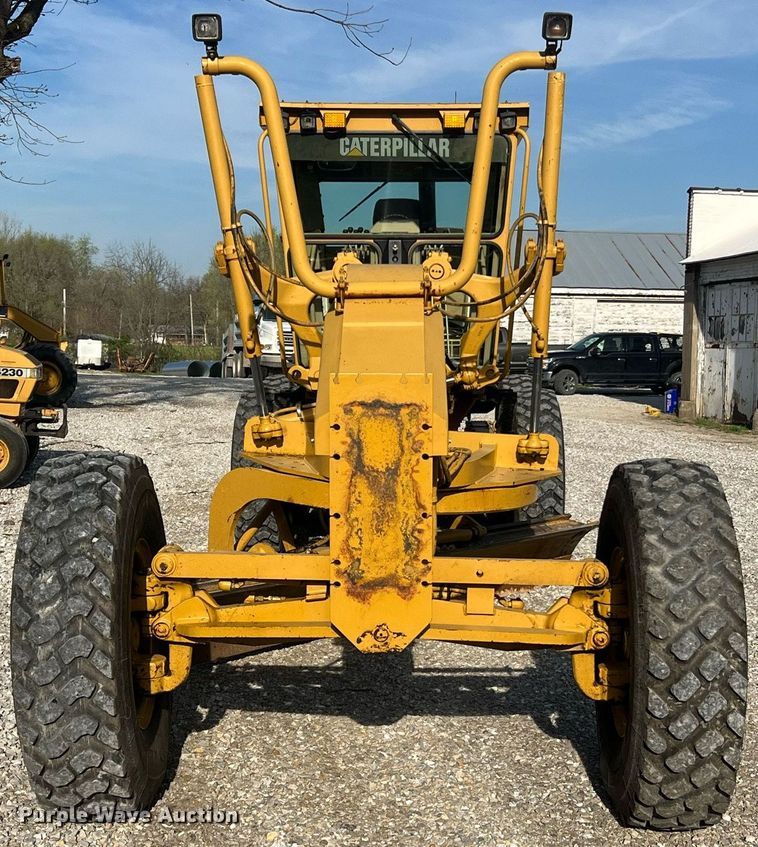 image for item LI9613 2005 Caterpillar 140H  motor grader