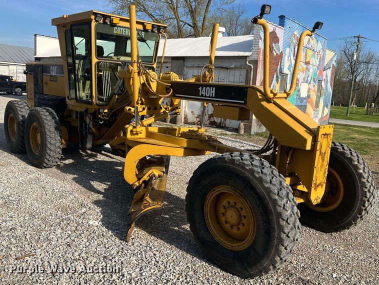 image for item LI9613 2005 Caterpillar 140H  motor grader
