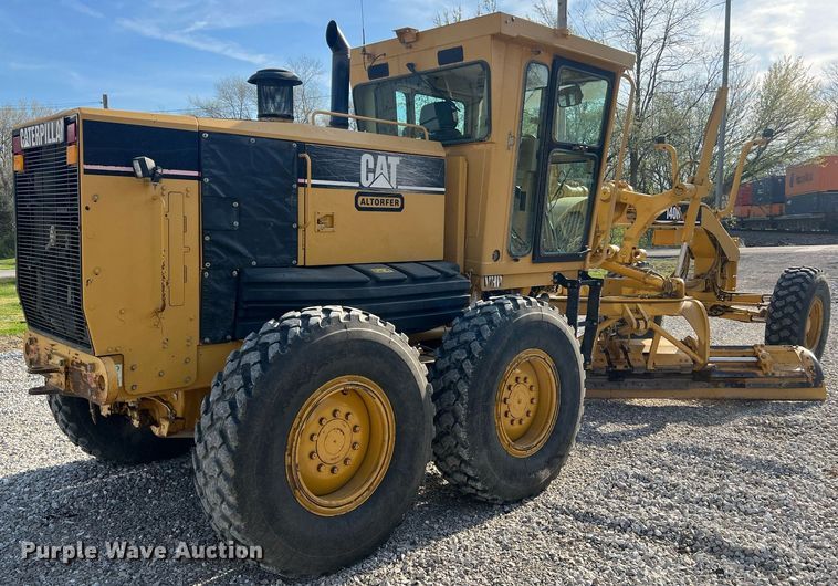 image for item LI9613 2005 Caterpillar 140H  motor grader