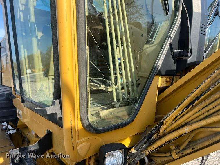 image for item LI9613 2005 Caterpillar 140H  motor grader