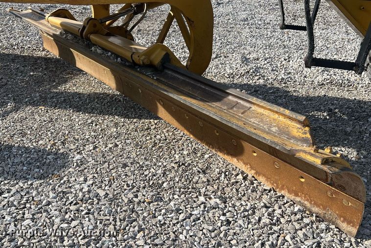 image for item LI9613 2005 Caterpillar 140H  motor grader