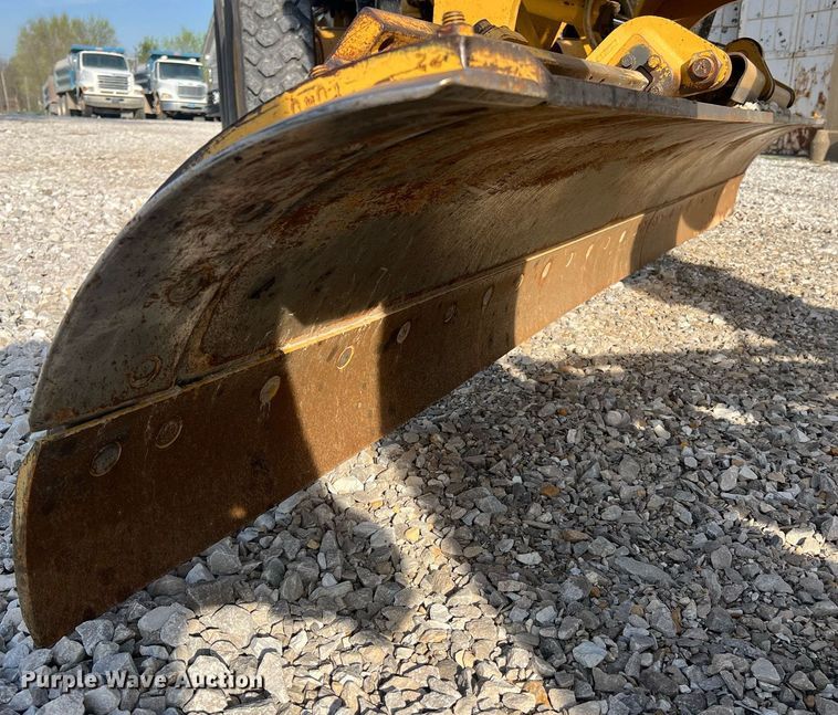 image for item LI9613 2005 Caterpillar 140H  motor grader