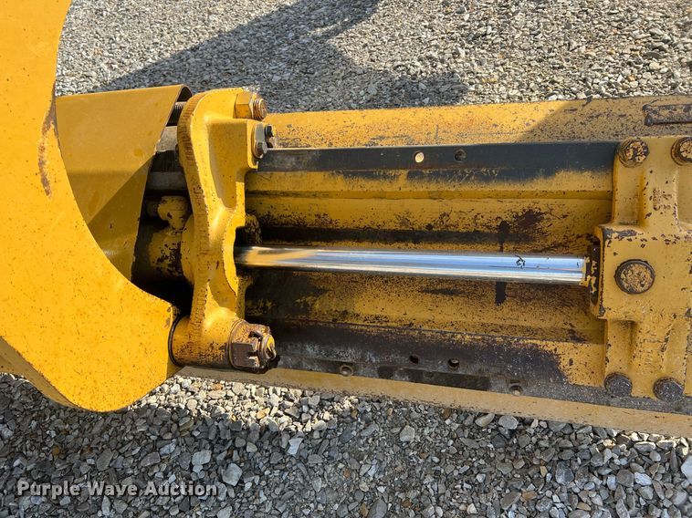 image for item LI9613 2005 Caterpillar 140H  motor grader