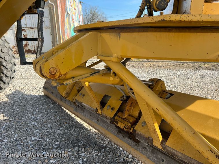 image for item LI9613 2005 Caterpillar 140H  motor grader