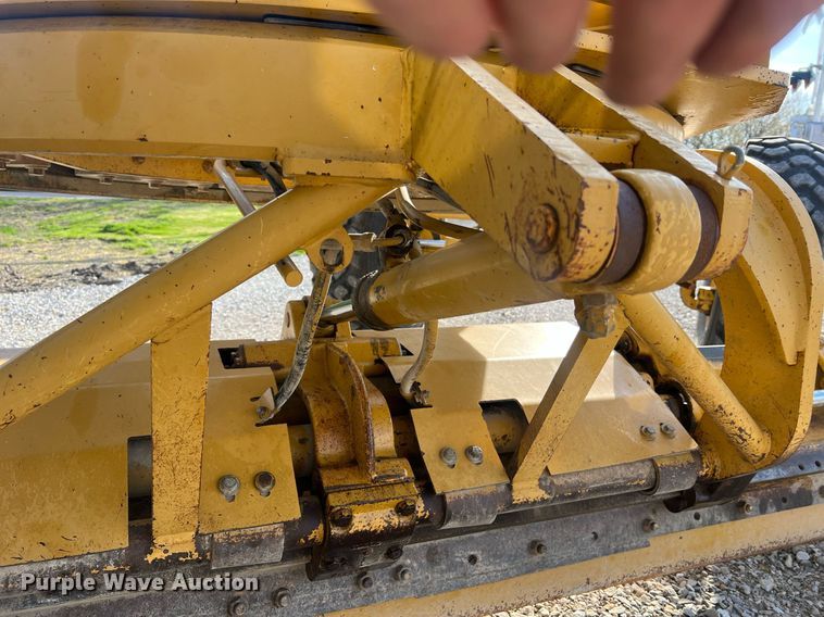 image for item LI9613 2005 Caterpillar 140H  motor grader