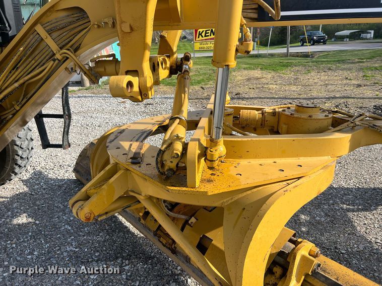 image for item LI9613 2005 Caterpillar 140H  motor grader