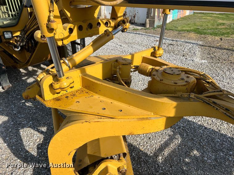 image for item LI9613 2005 Caterpillar 140H  motor grader