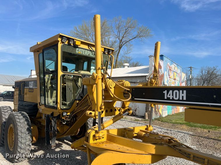 image for item LI9613 2005 Caterpillar 140H  motor grader