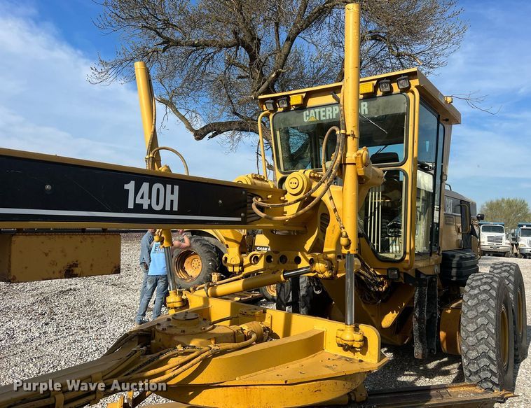 image for item LI9613 2005 Caterpillar 140H  motor grader