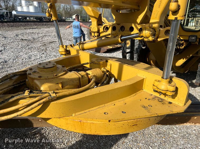 image for item LI9613 2005 Caterpillar 140H  motor grader