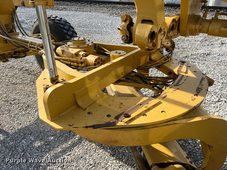 image for item LI9613 2005 Caterpillar 140H  motor grader
